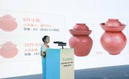 世界杯正规买球app -为家(jiā)乡土陶代言！“蜀中桃子姐”发布联名款“荣州(zhōu)陶”泡菜坛