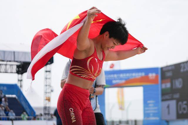 亚沙会｜沙滩摔跤女子70公斤级决赛：中国选手龙佳夺冠