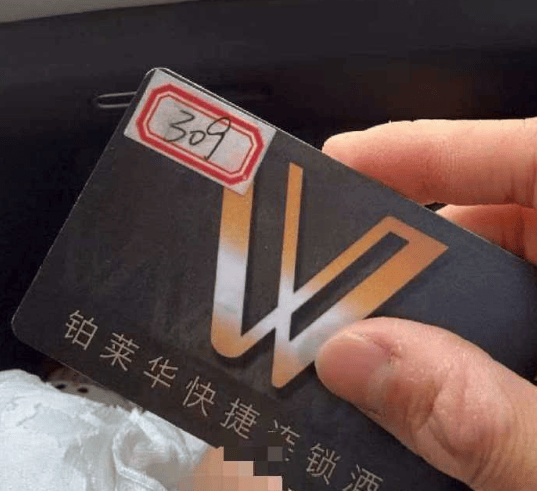 一酒店内两名消杀人员错开房门,事发时女房客洗浴完毕未着衣物,店长回应:酒店与消杀方均有责任,愿意致歉并赔偿