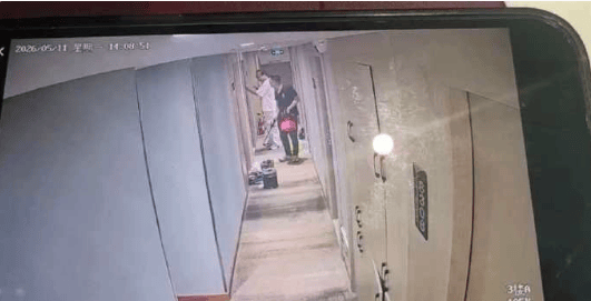 一酒店内两名消杀人员错开房门,事发时女房客洗浴完毕未着衣物,店长回应:酒店与消杀方均有责任,愿意致歉并赔偿