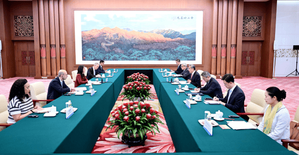 王毅会见贝尔伯克