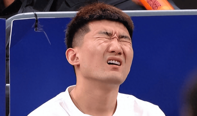 姚明亲临现场!恰巧看到了孙铭徽裹冰袋落寞离场,伤心一幕